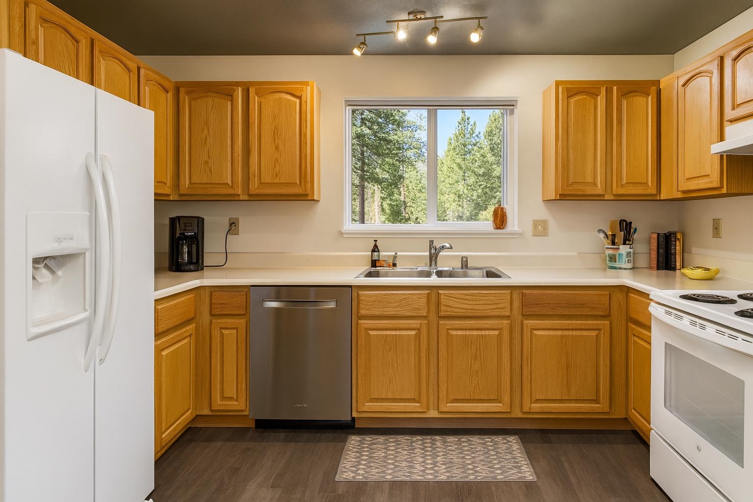 5906 Helm Pl