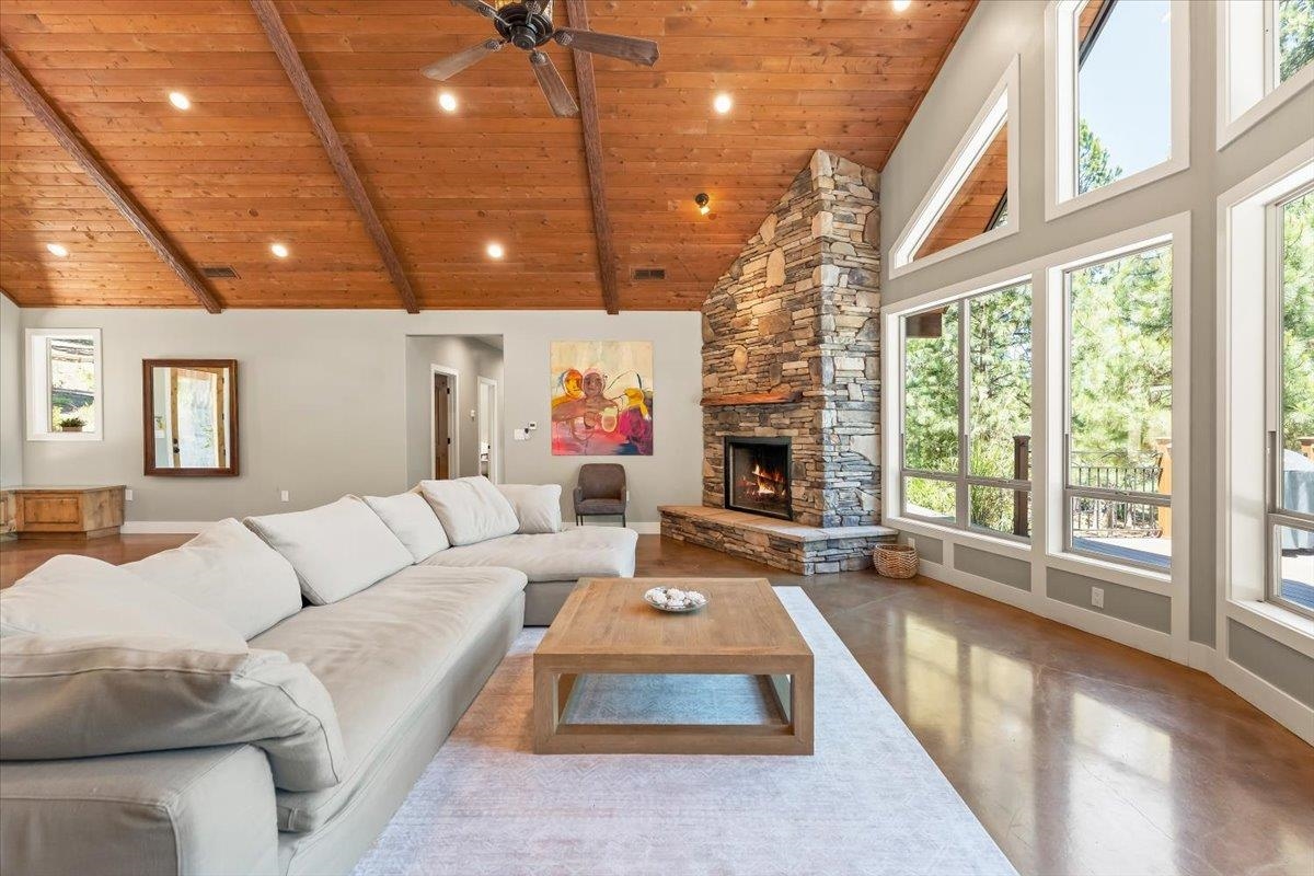 2331 Mountain View Dr
