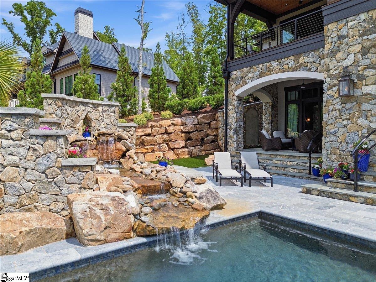 435 Peninsula Ridge