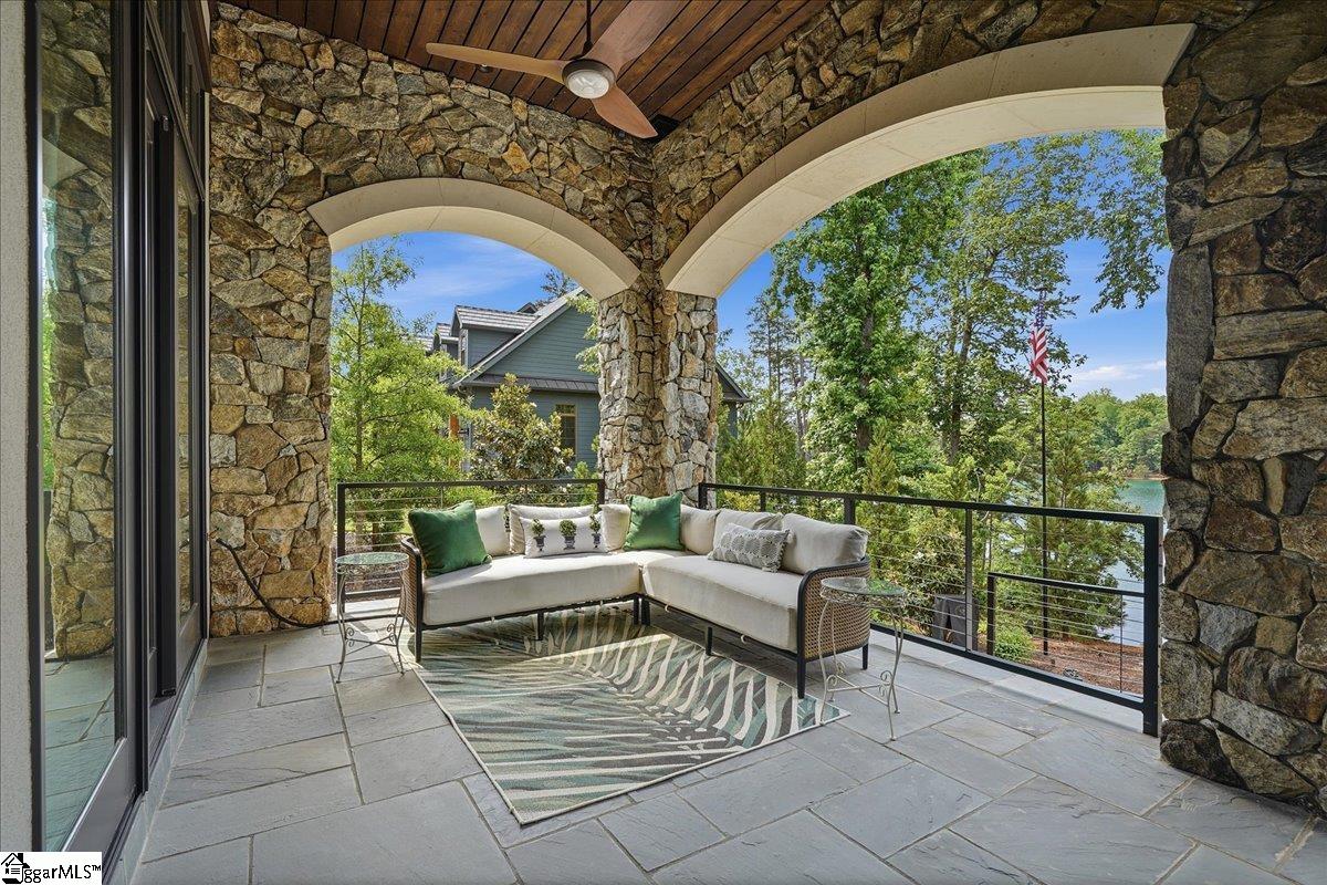 435 Peninsula Ridge