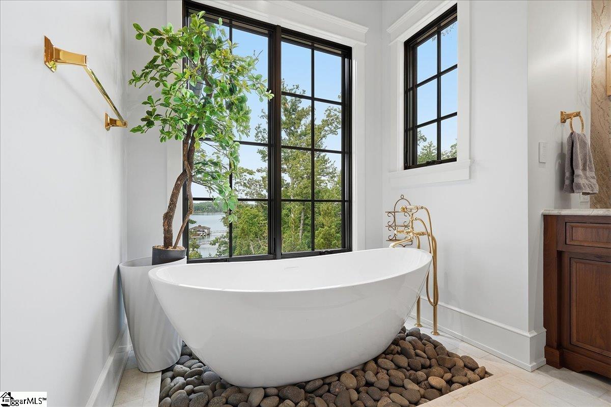435 Peninsula Ridge
