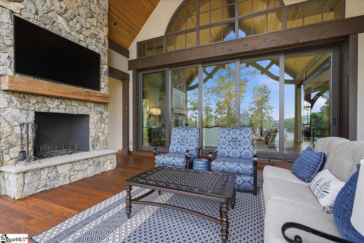 435 Peninsula Ridge
