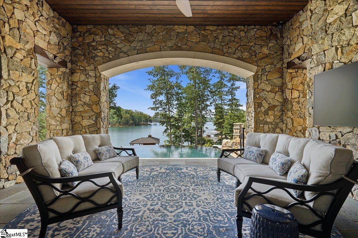435 Peninsula Ridge