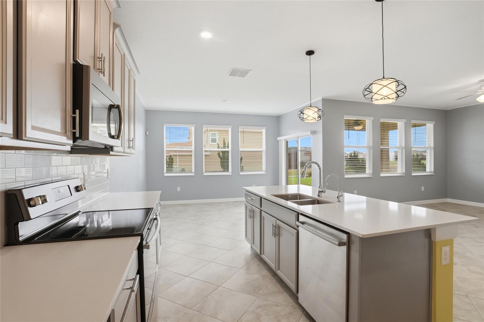 8700 PACIFIC DUNES DR