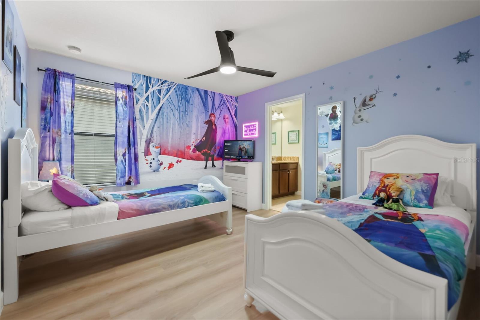 1423 THUNDERBIRD RD