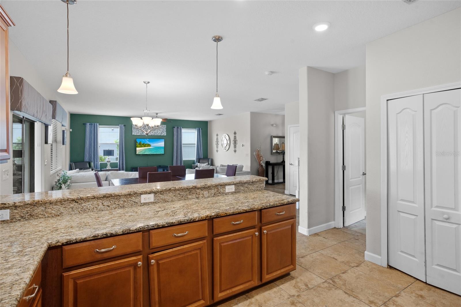 2287 VICTORIA DR
