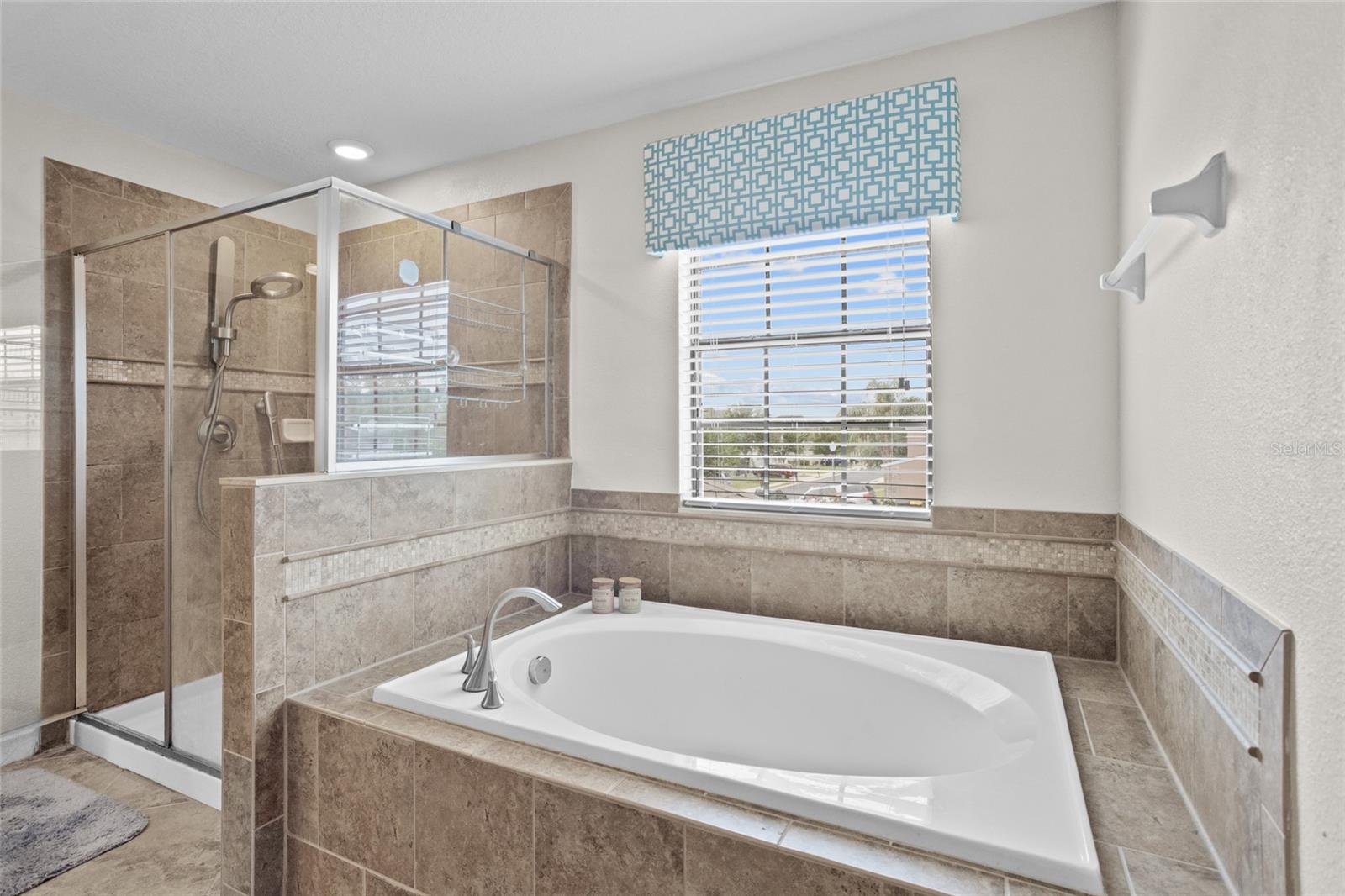 2287 VICTORIA DR