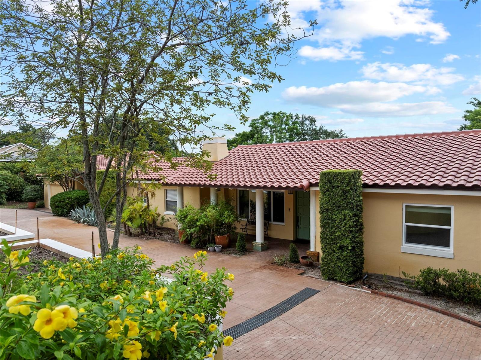 1121 SUNSET DR