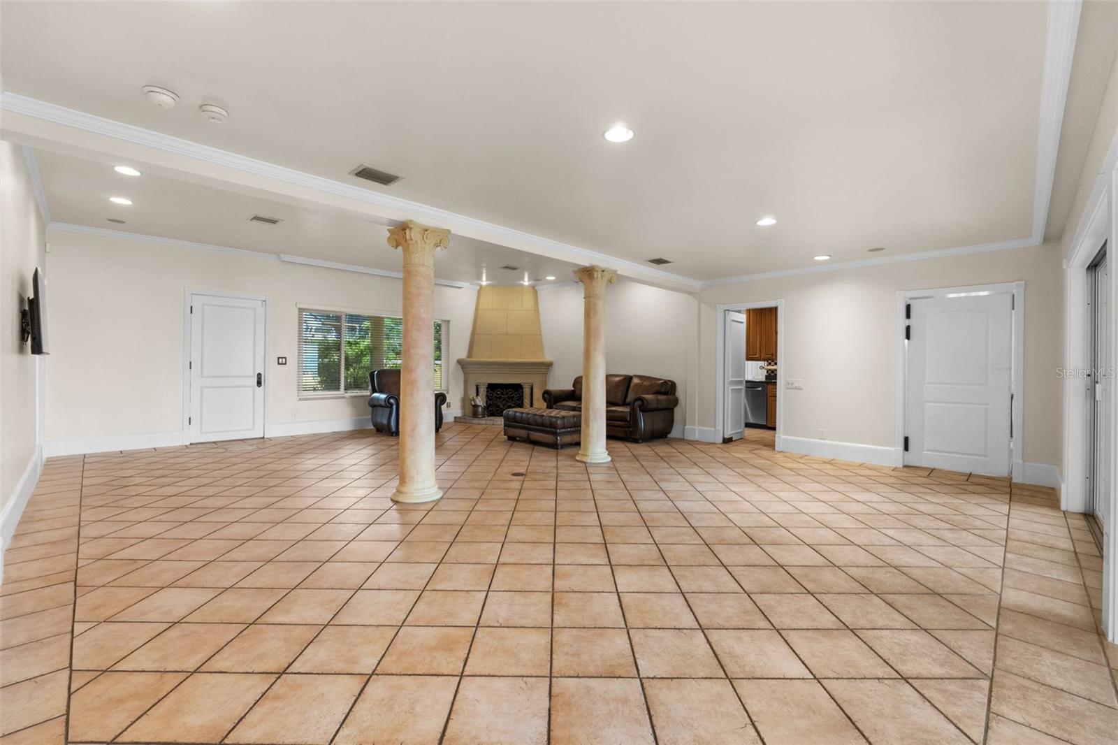 1121 SUNSET DR
