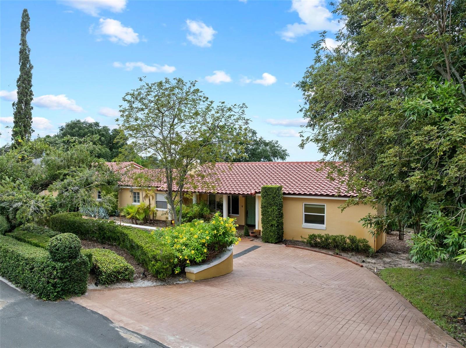 1121 SUNSET DR