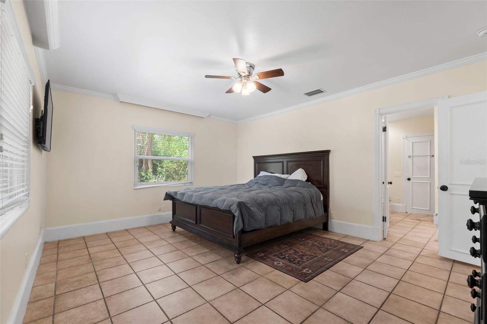 1121 SUNSET DR
