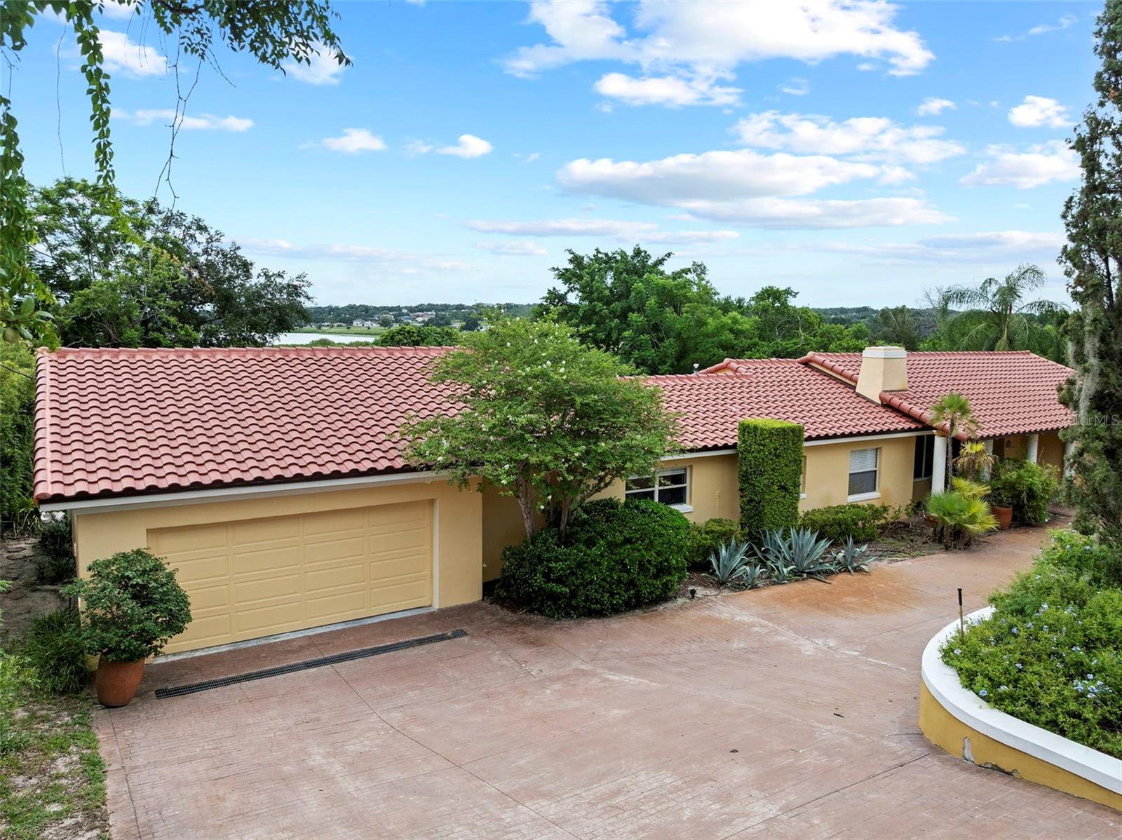 1121 SUNSET DR