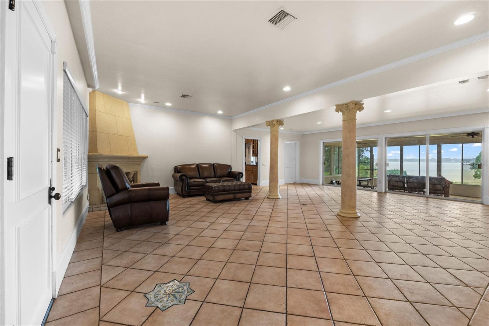 1121 SUNSET DR