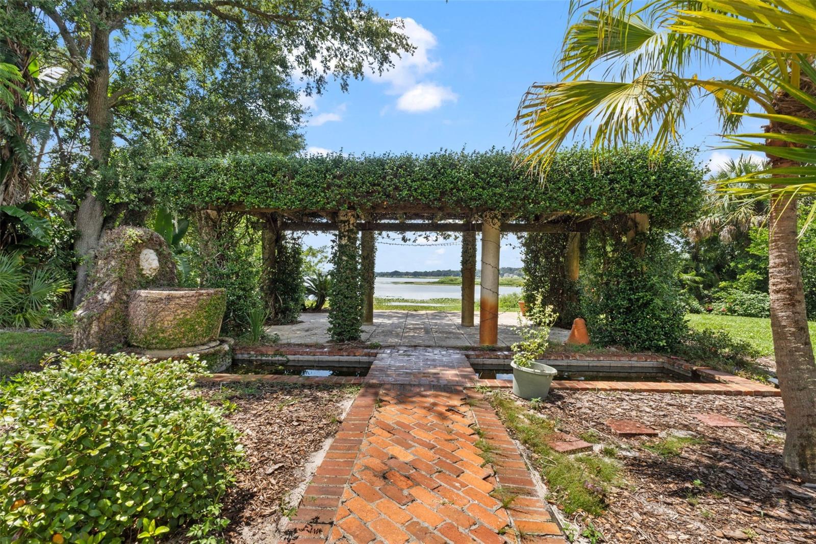 1121 SUNSET DR