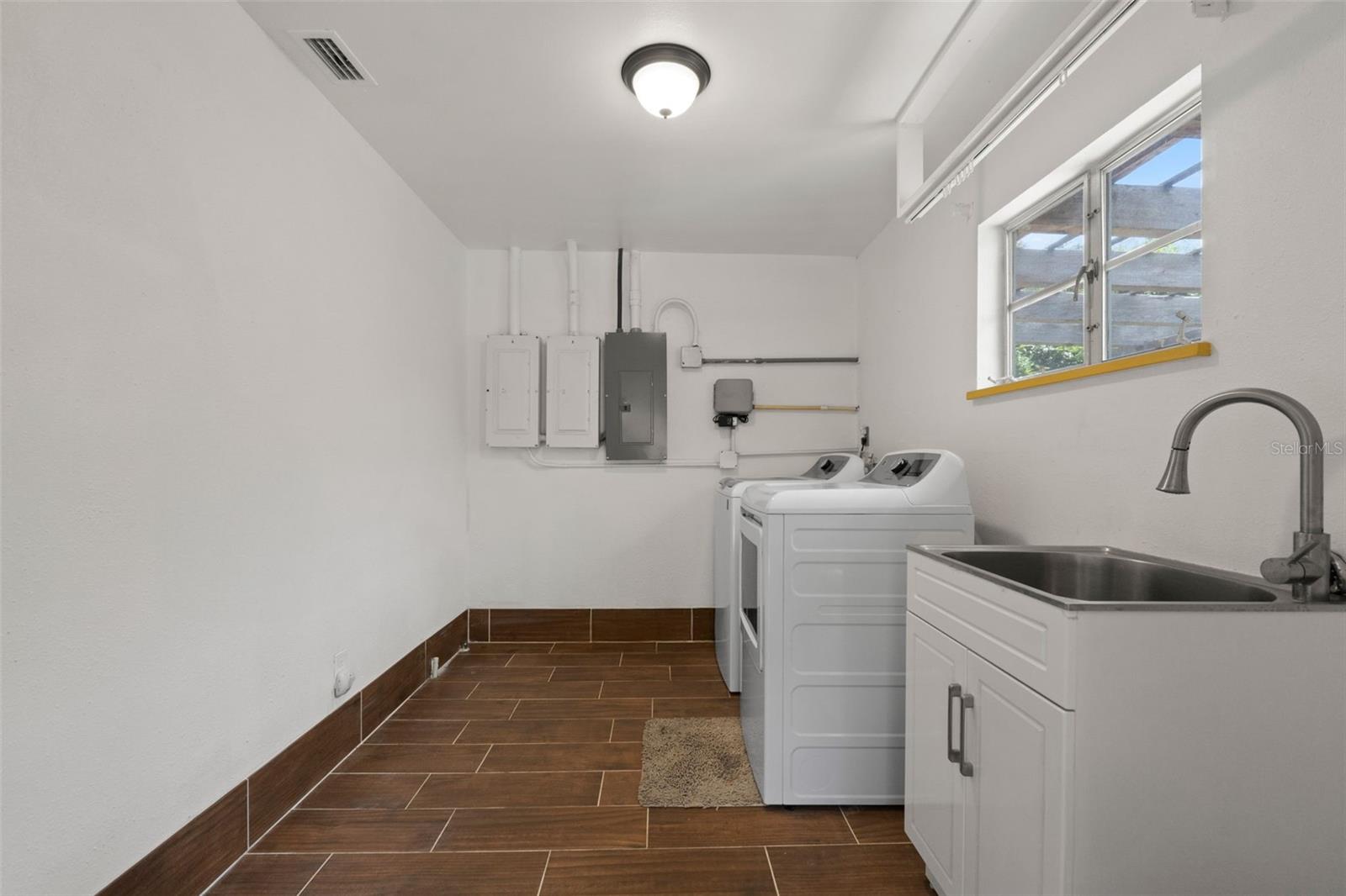 1121 SUNSET DR