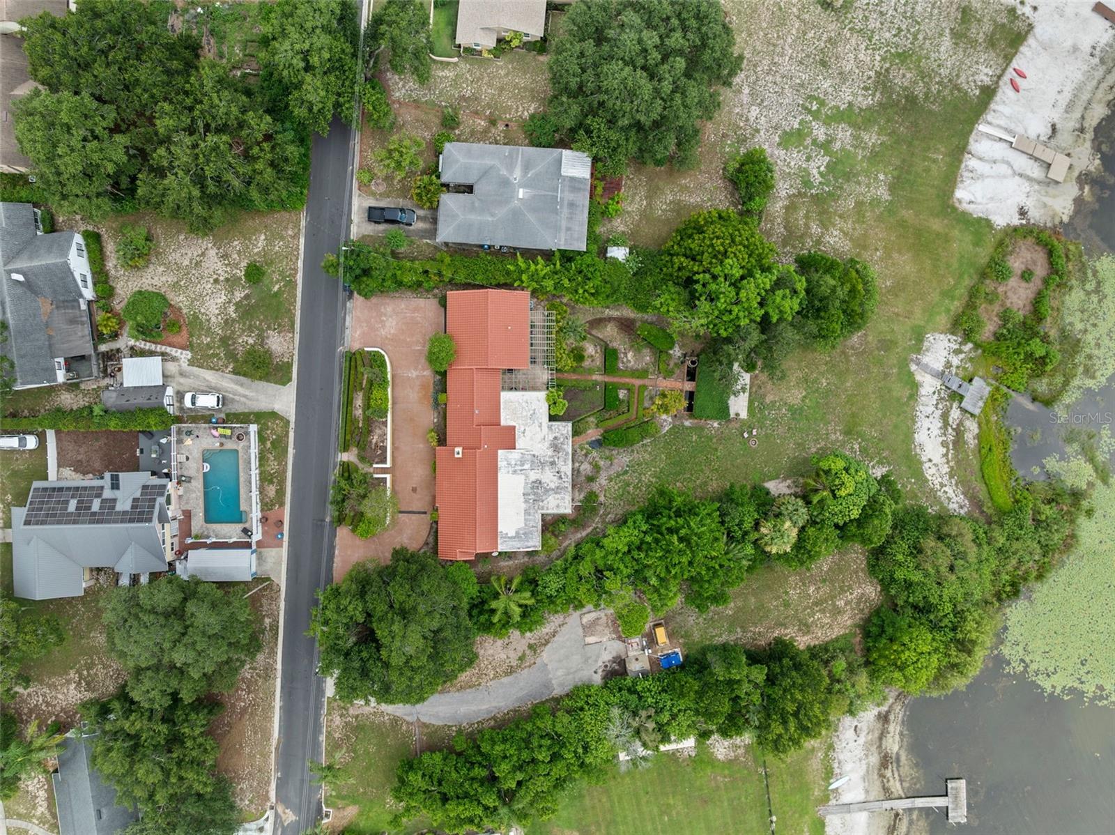 1121 SUNSET DR