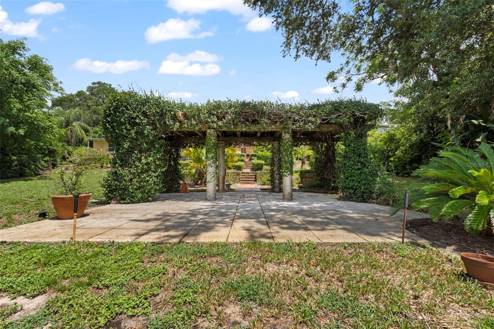 1121 SUNSET DR