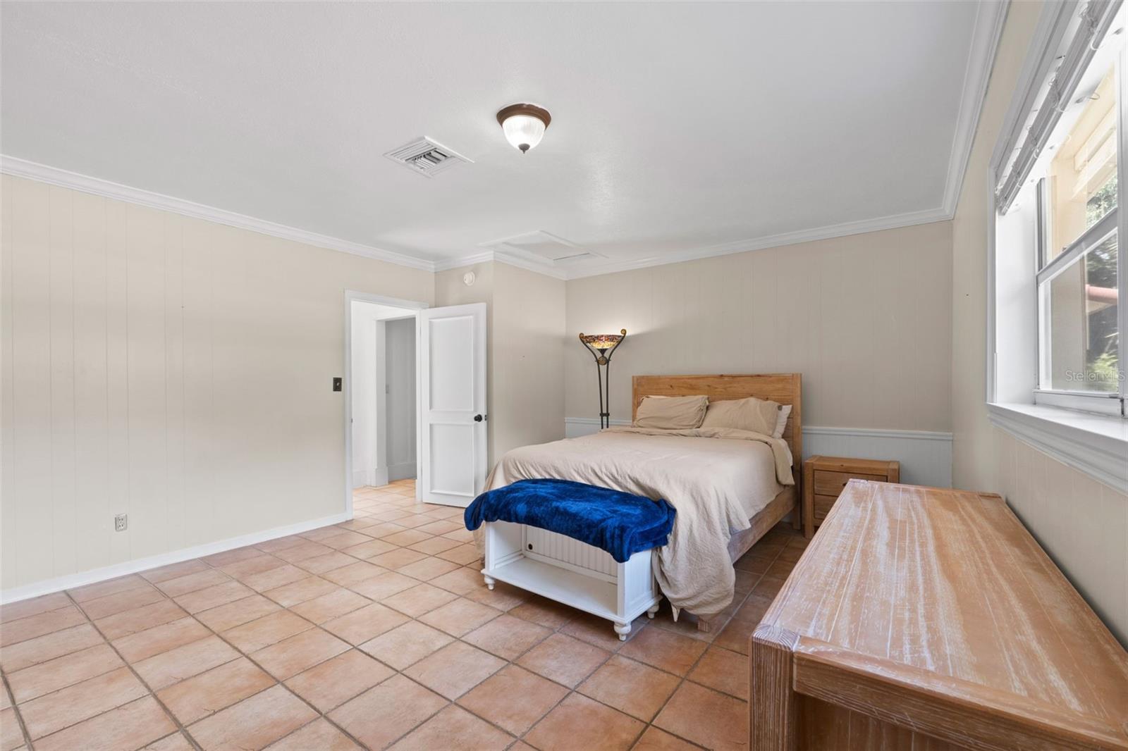 1121 SUNSET DR