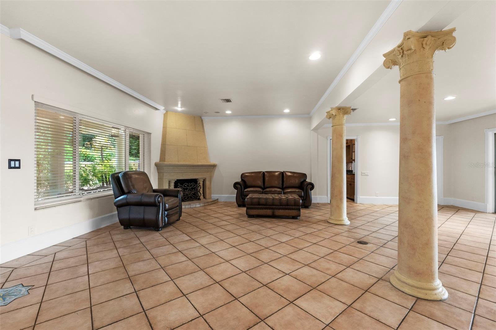 1121 SUNSET DR