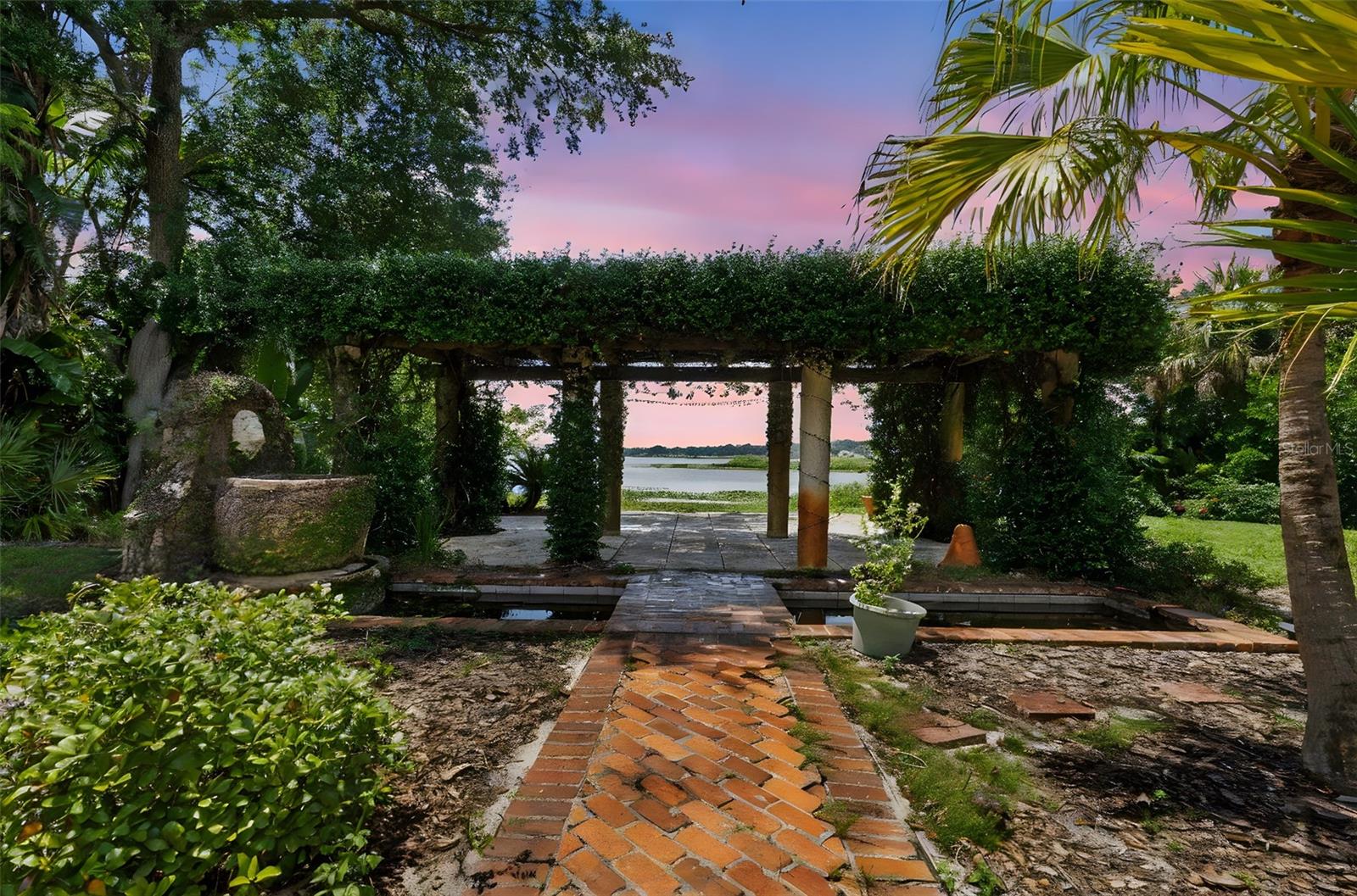 1121 SUNSET DR