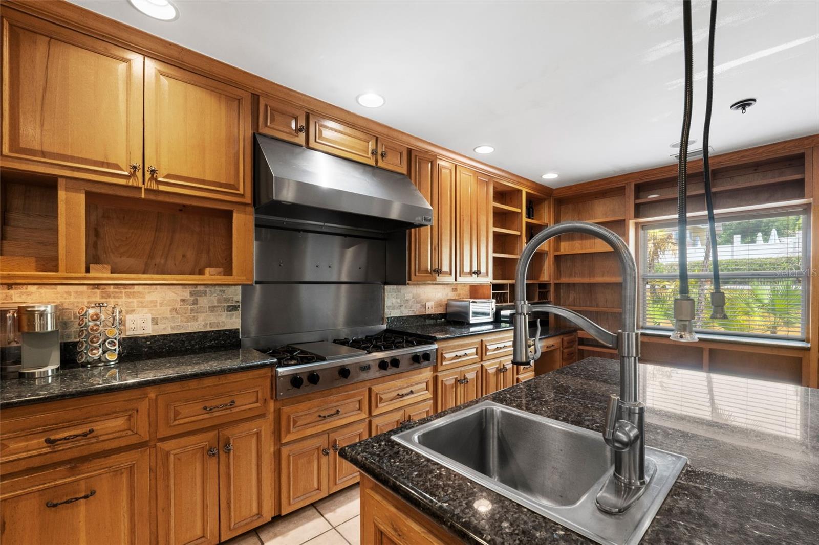 1121 SUNSET DR