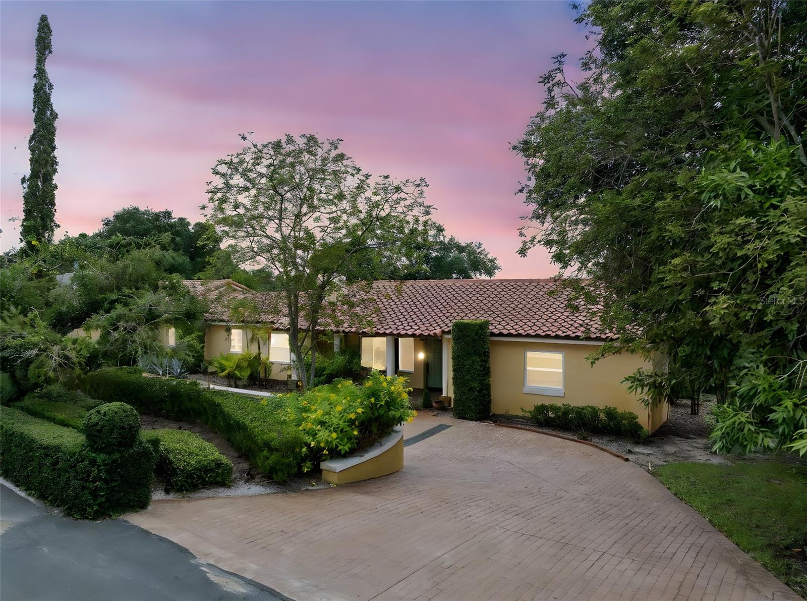 1121 SUNSET DR
