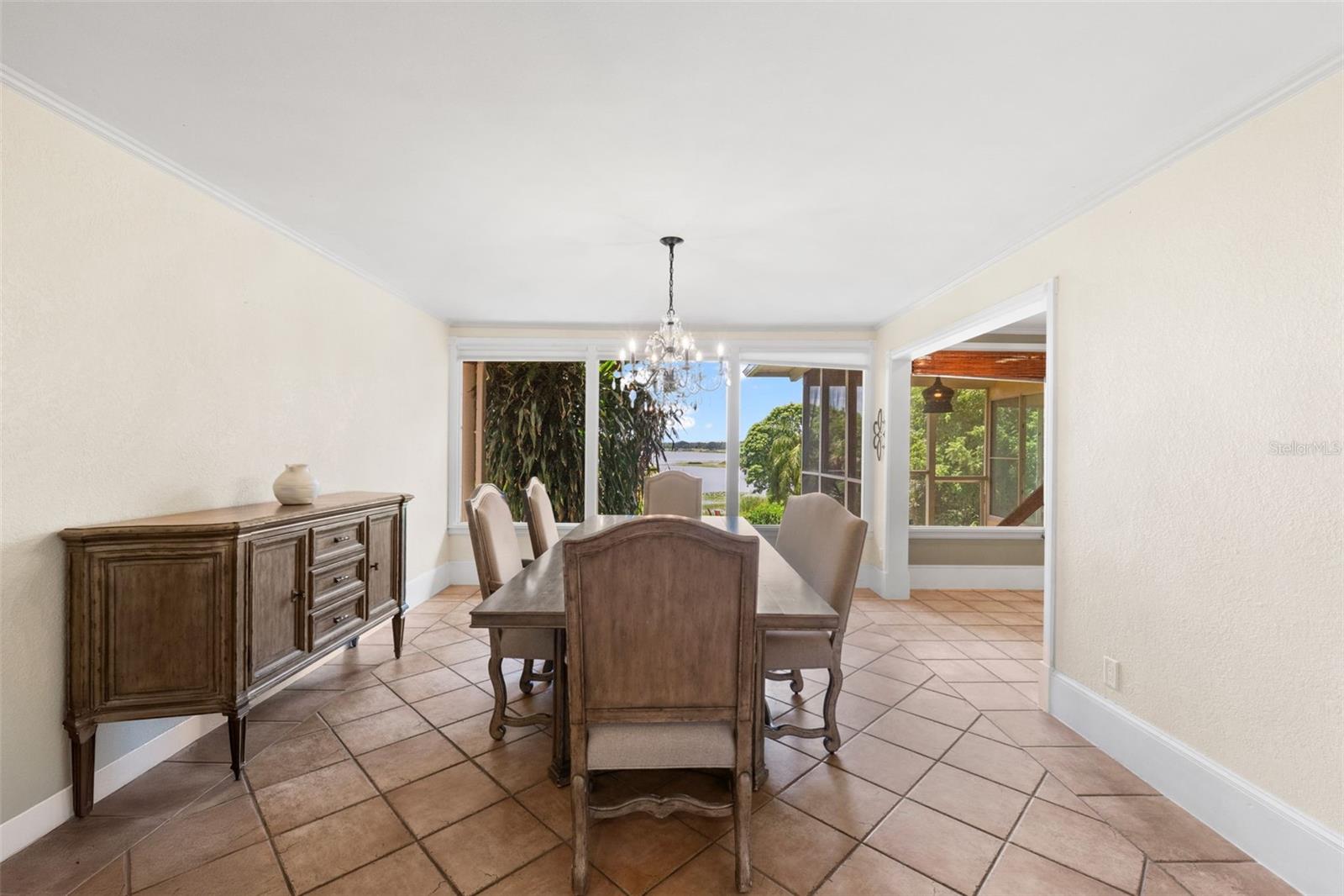 1121 SUNSET DR