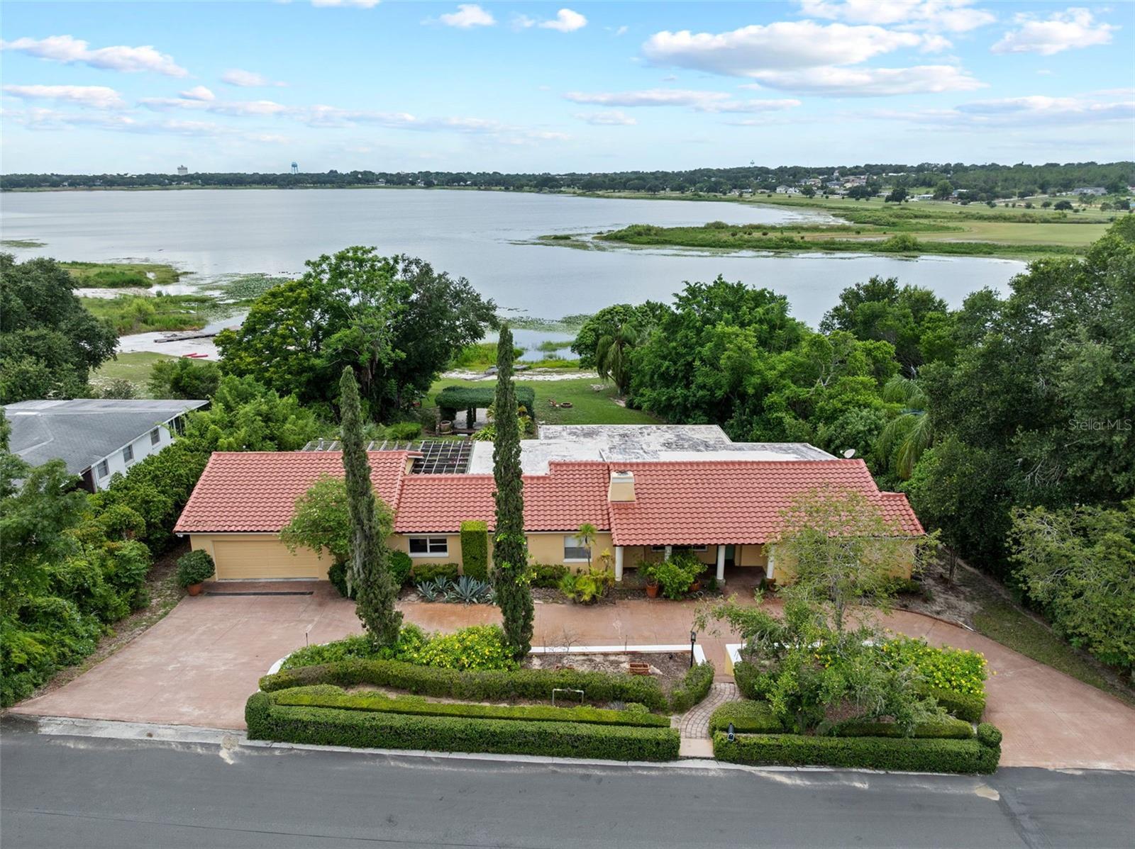 1121 SUNSET DR
