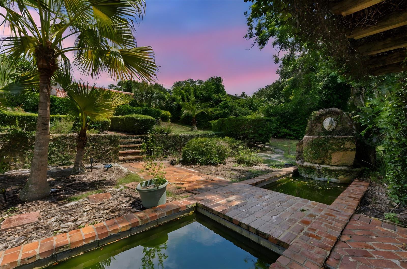 1121 SUNSET DR