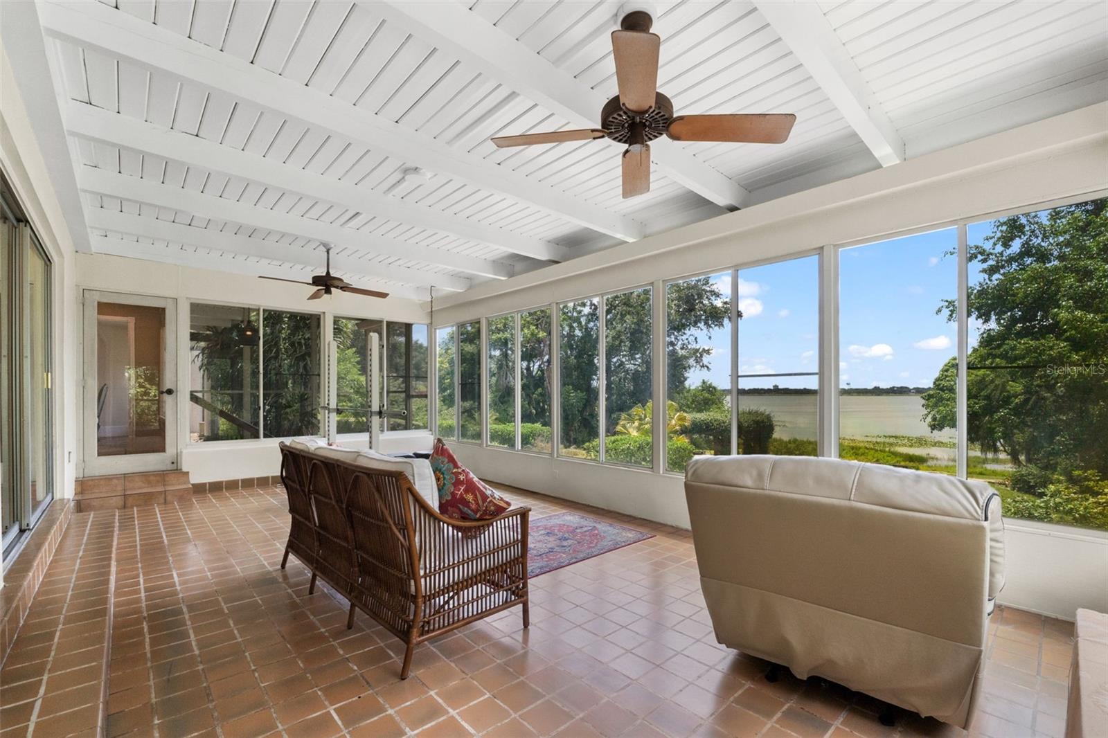 1121 SUNSET DR