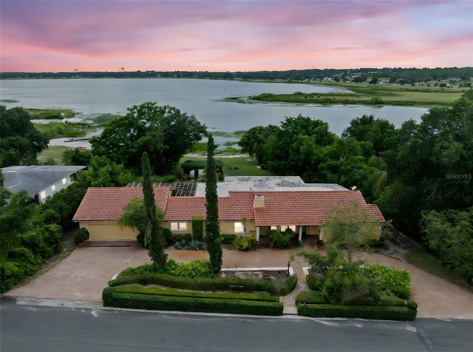 1121 SUNSET DR