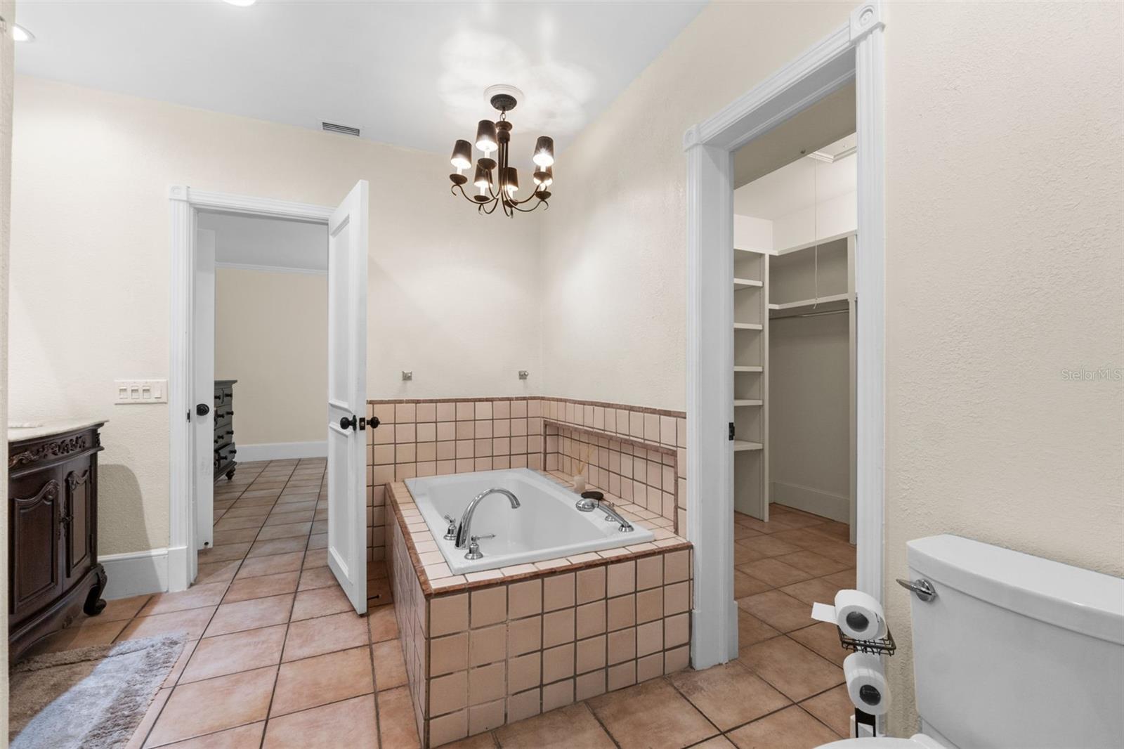 1121 SUNSET DR