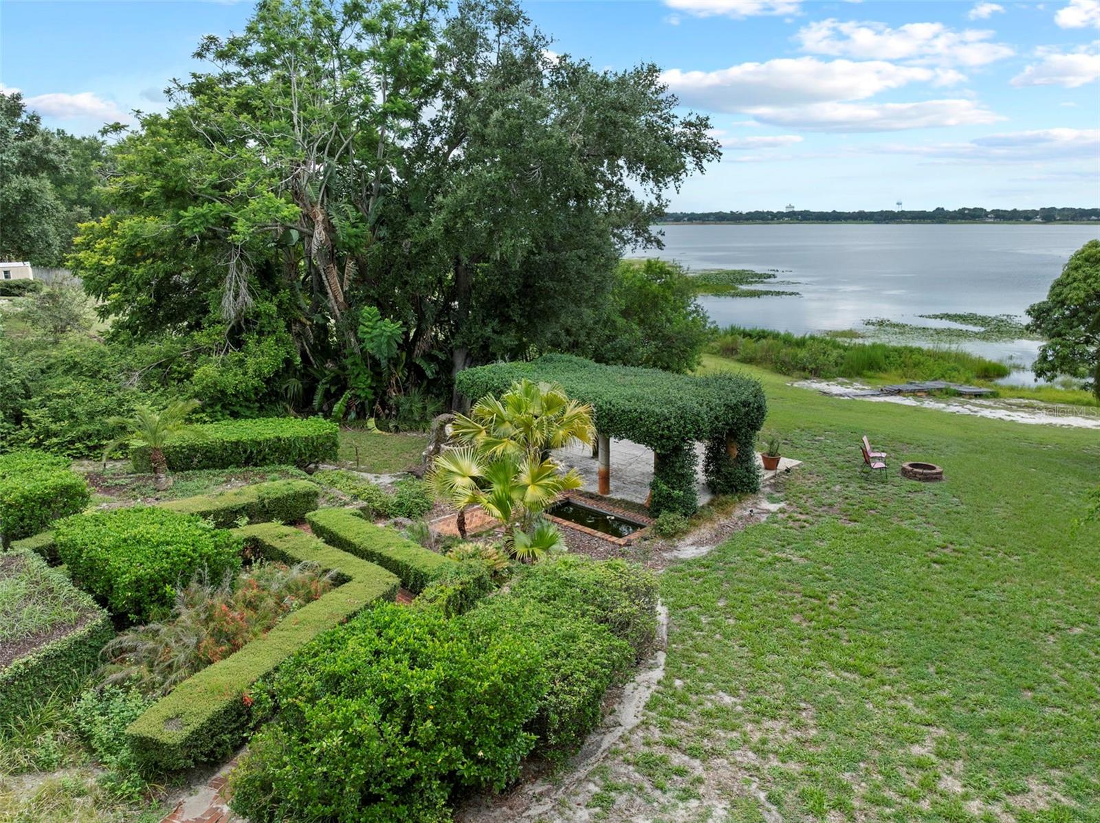 1121 SUNSET DR