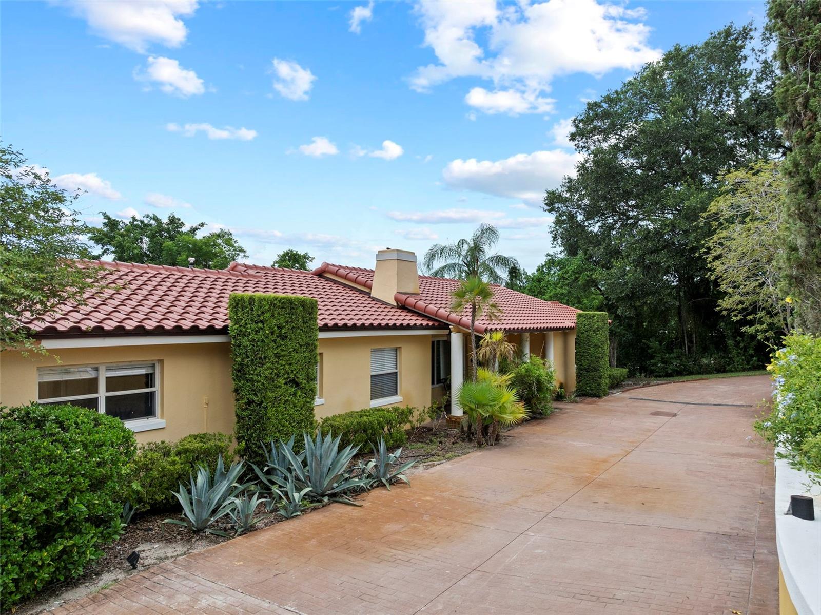 1121 SUNSET DR