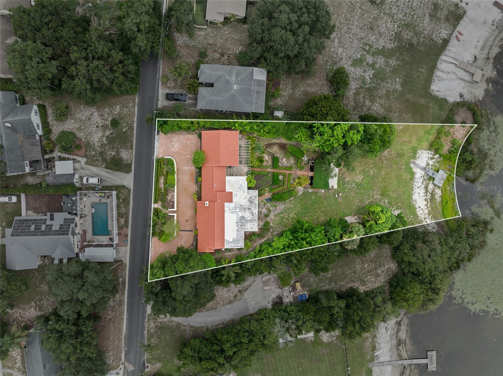 1121 SUNSET DR