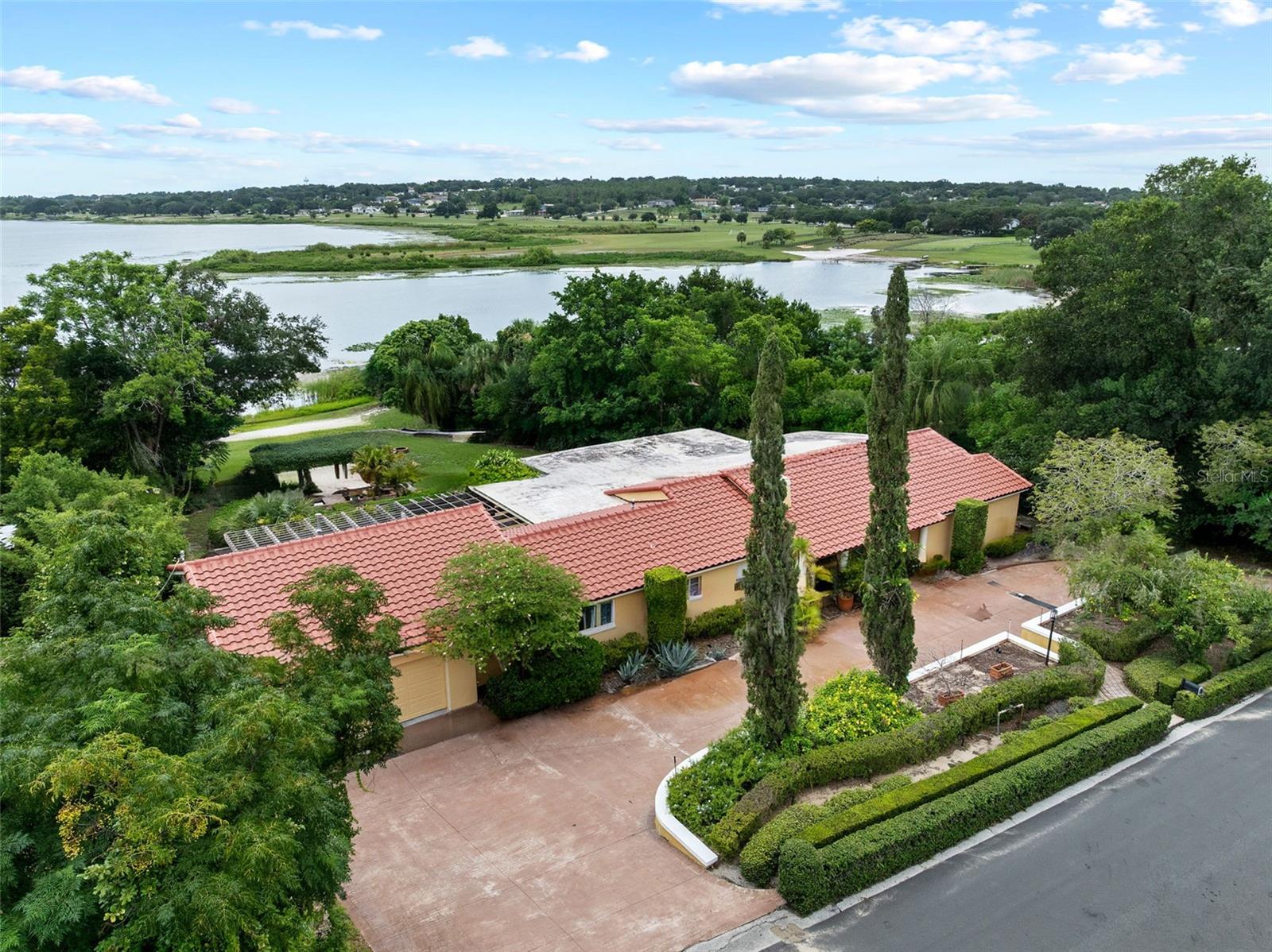 1121 SUNSET DR
