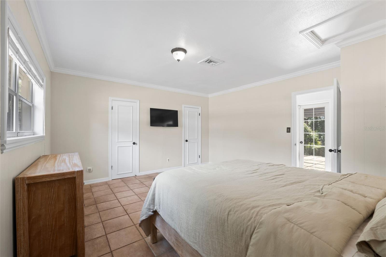 1121 SUNSET DR