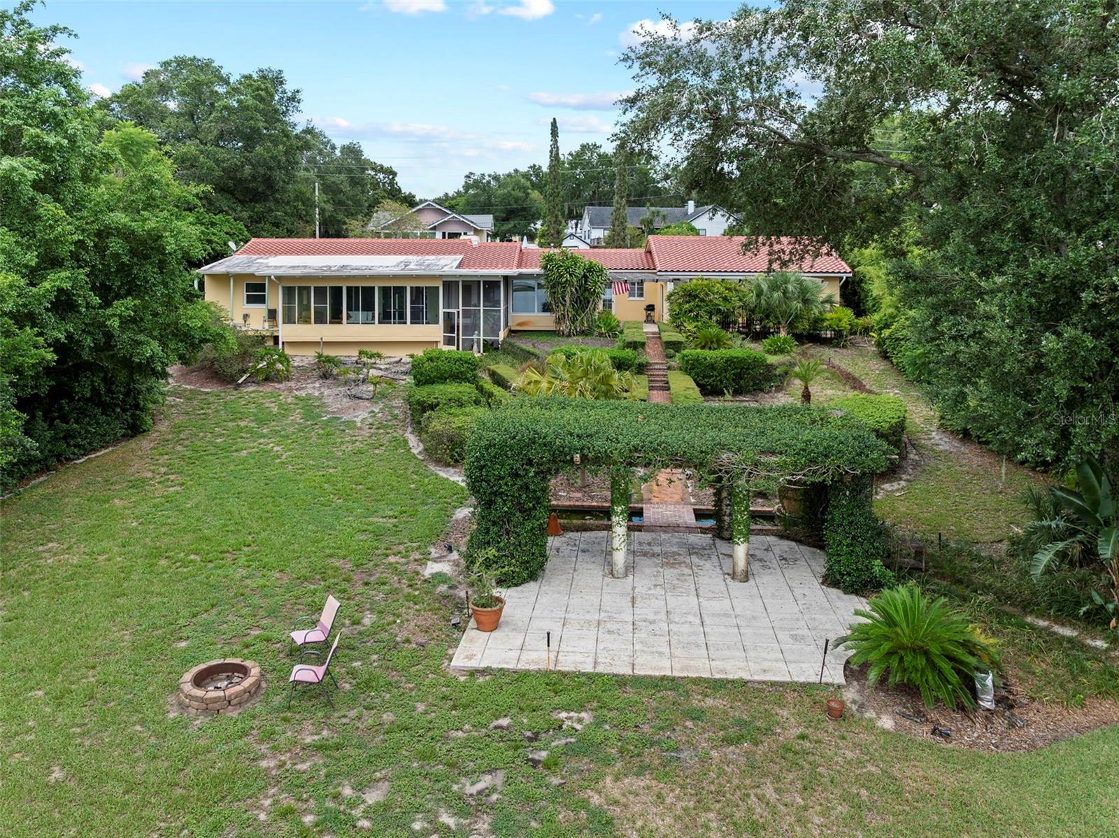 1121 SUNSET DR