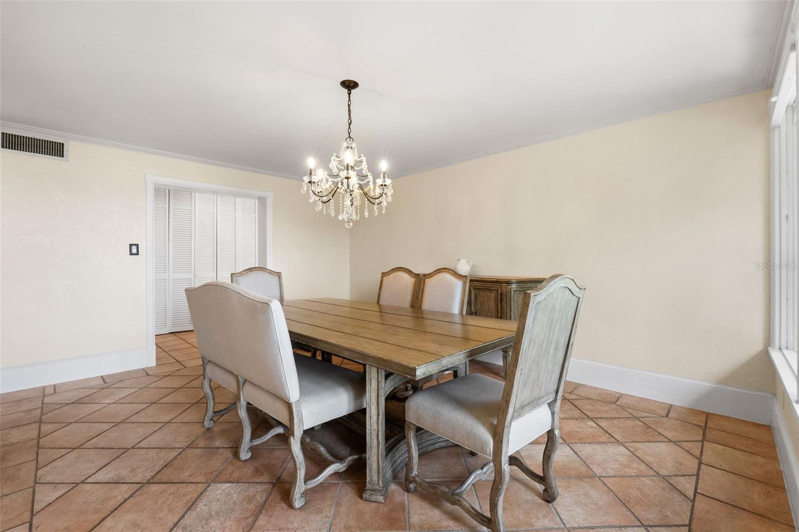 1121 SUNSET DR