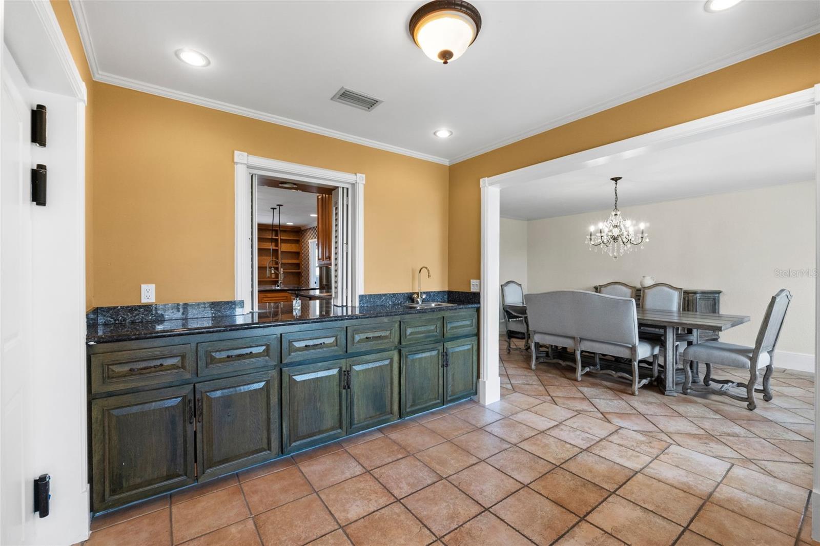 1121 SUNSET DR