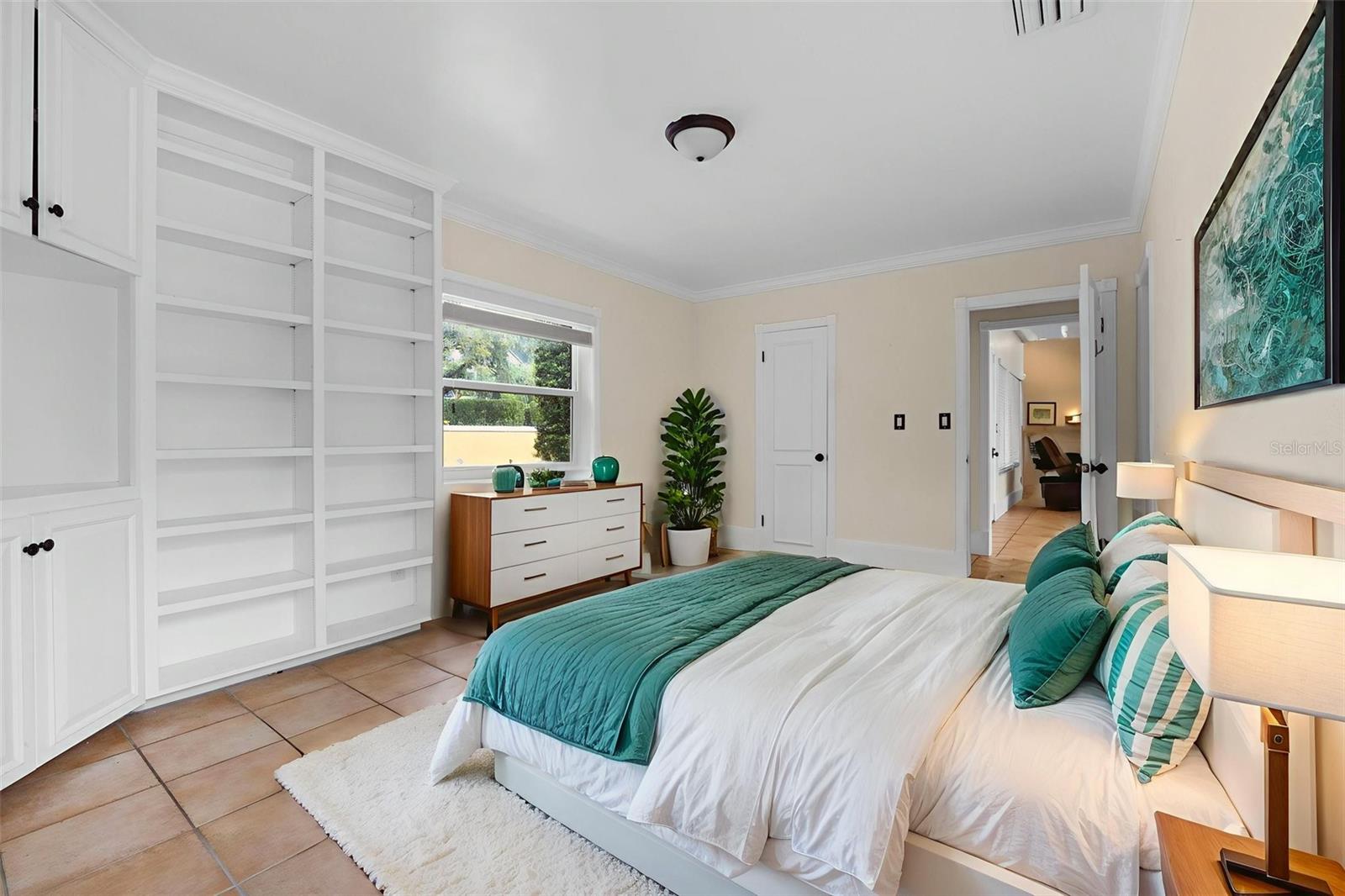 1121 SUNSET DR