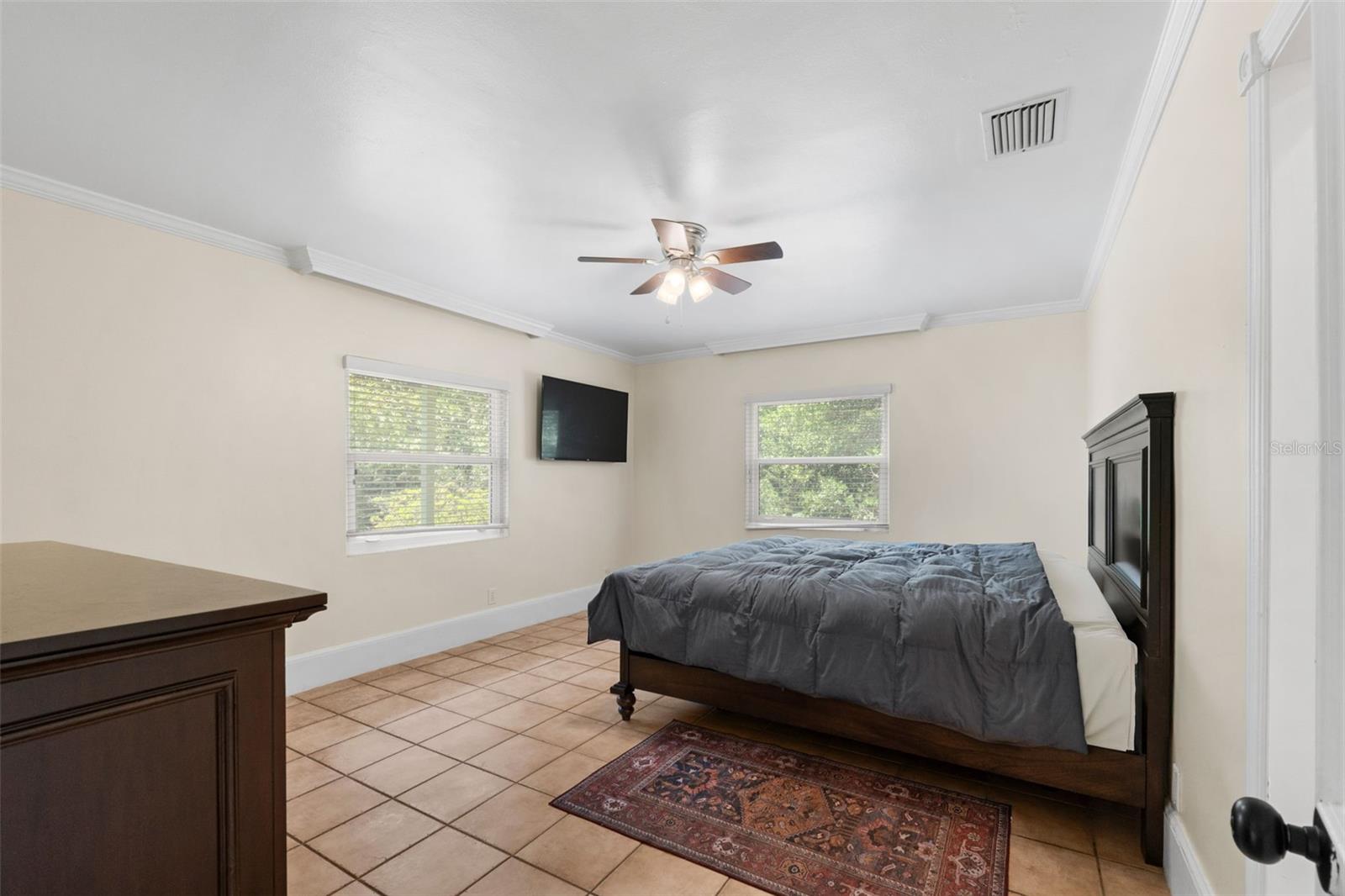 1121 SUNSET DR