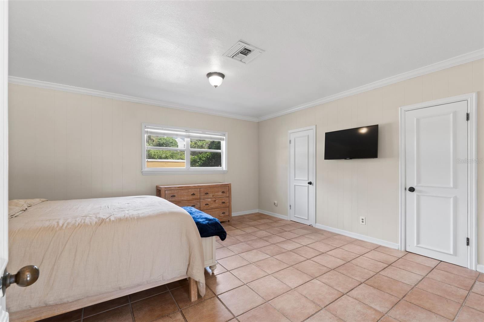 1121 SUNSET DR