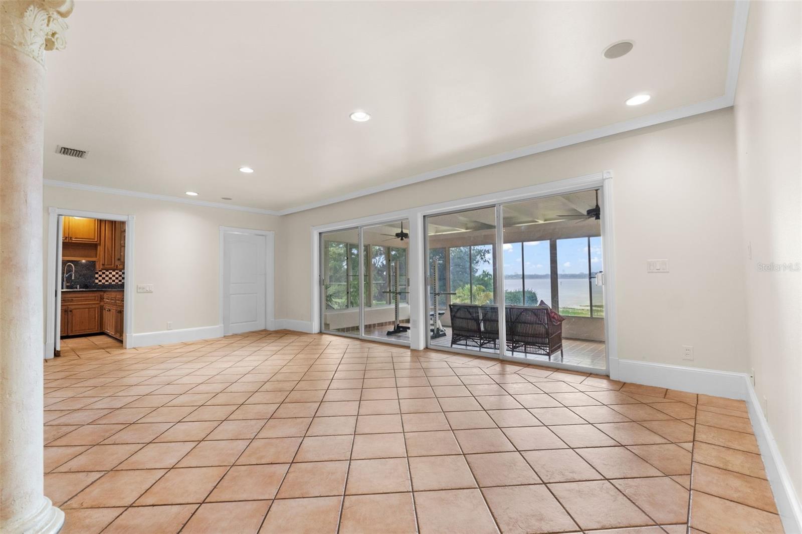 1121 SUNSET DR