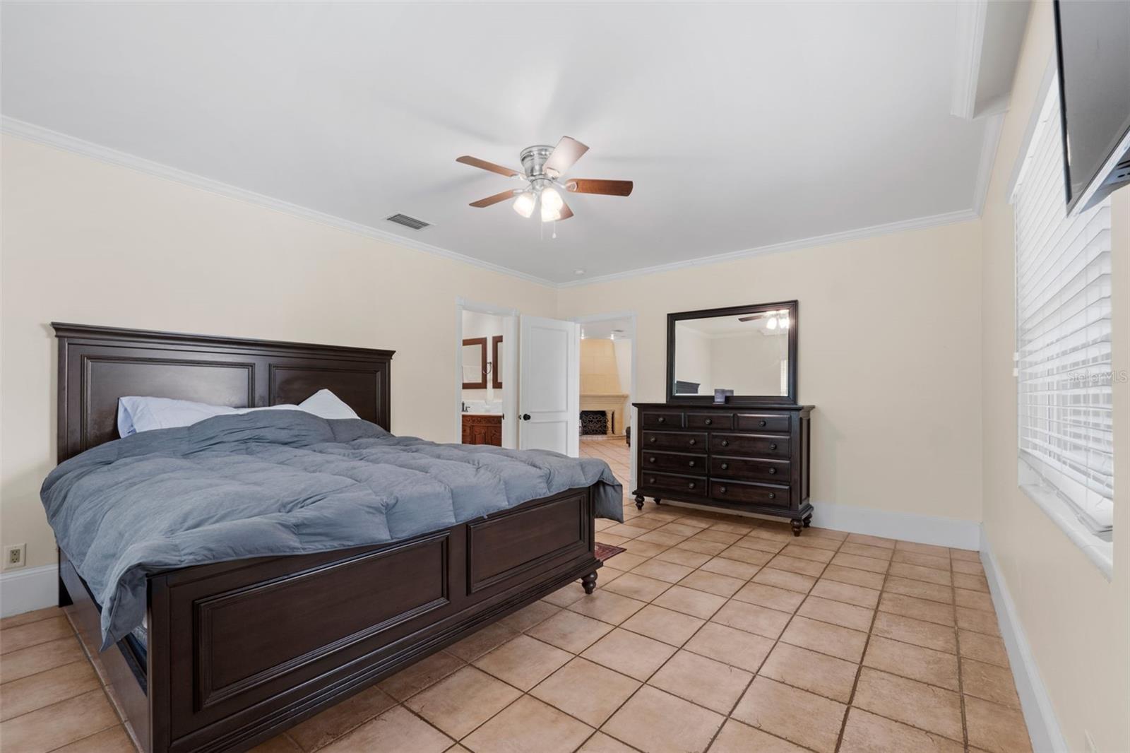 1121 SUNSET DR