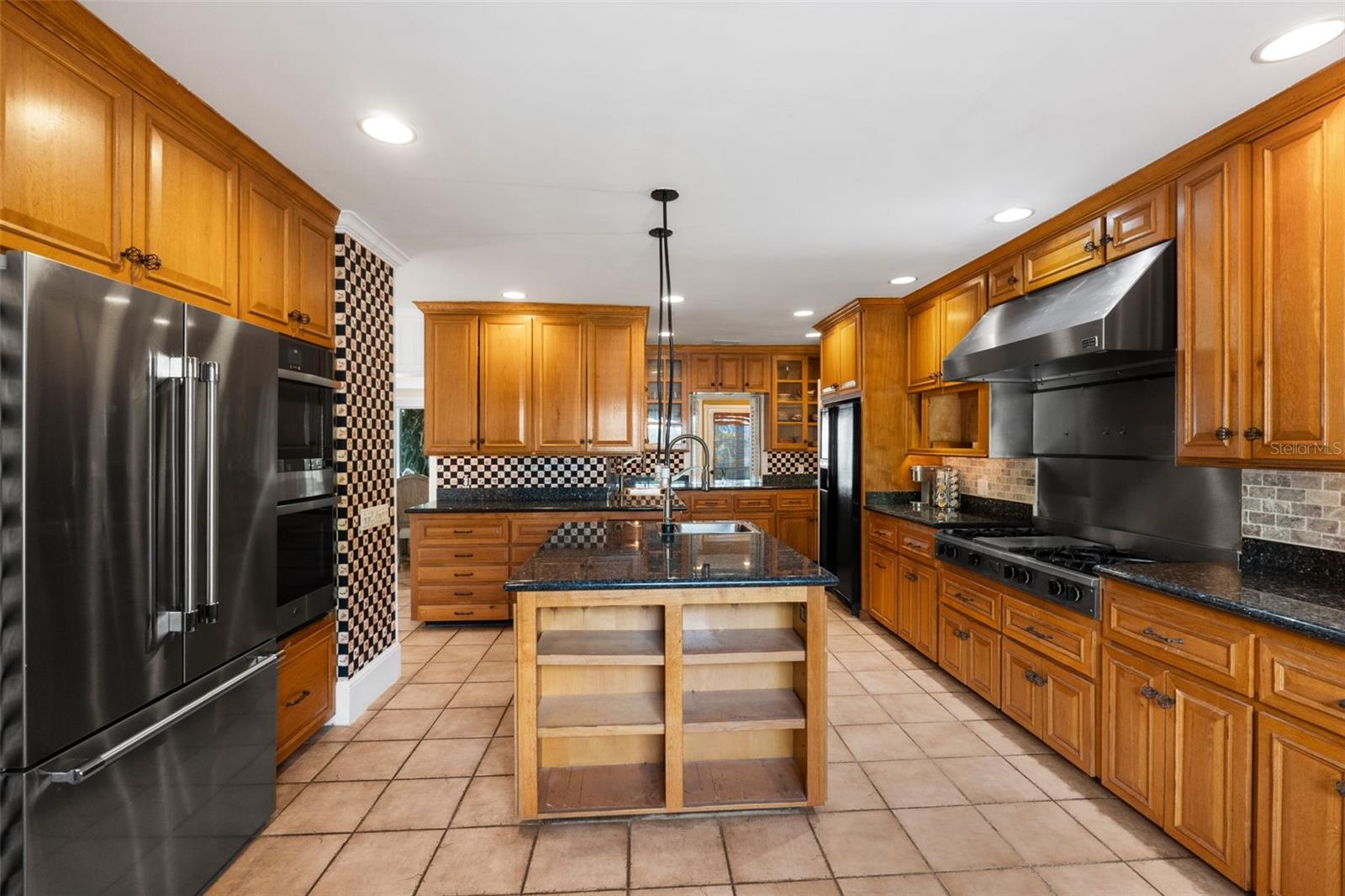 1121 SUNSET DR