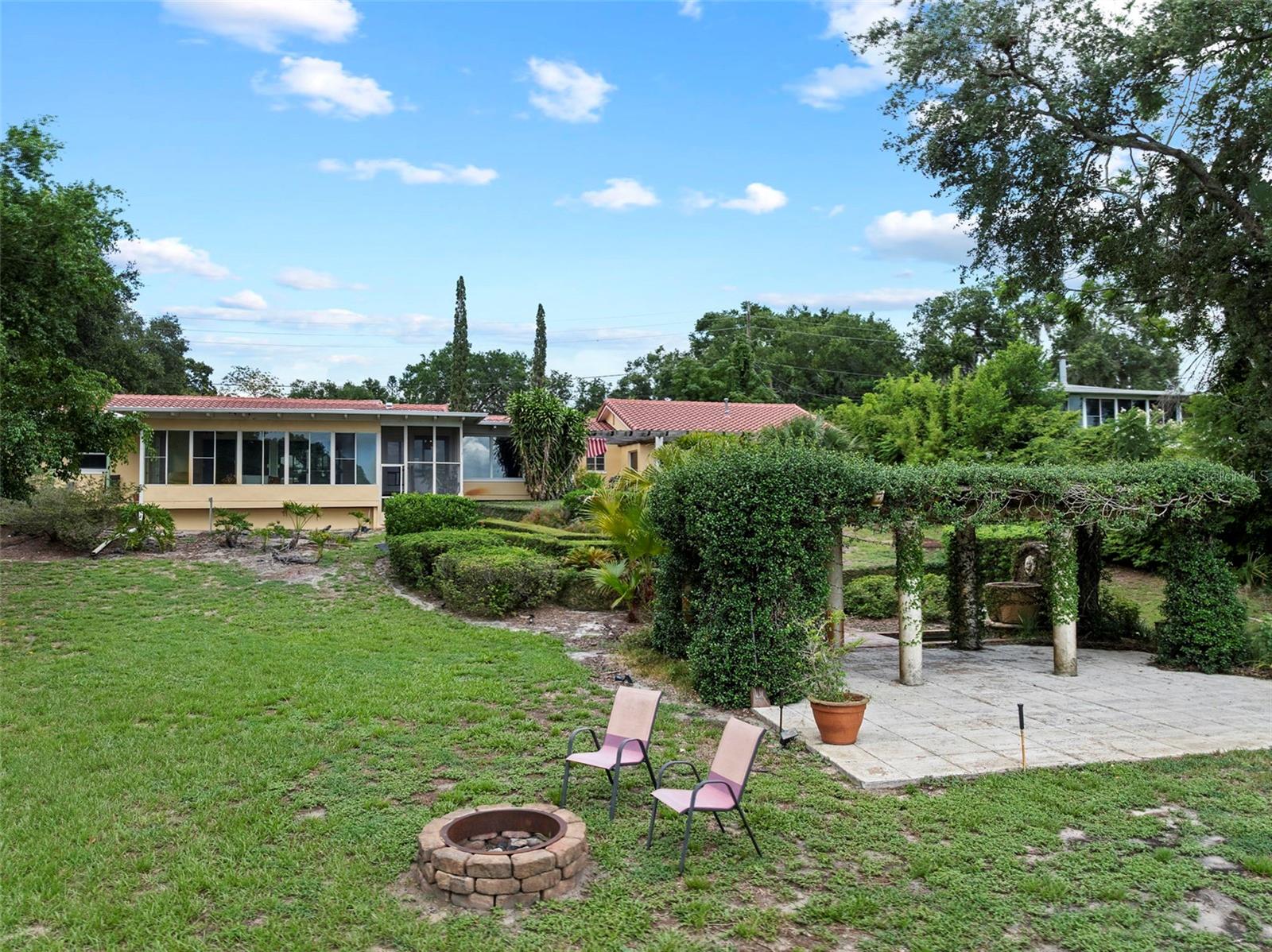 1121 SUNSET DR