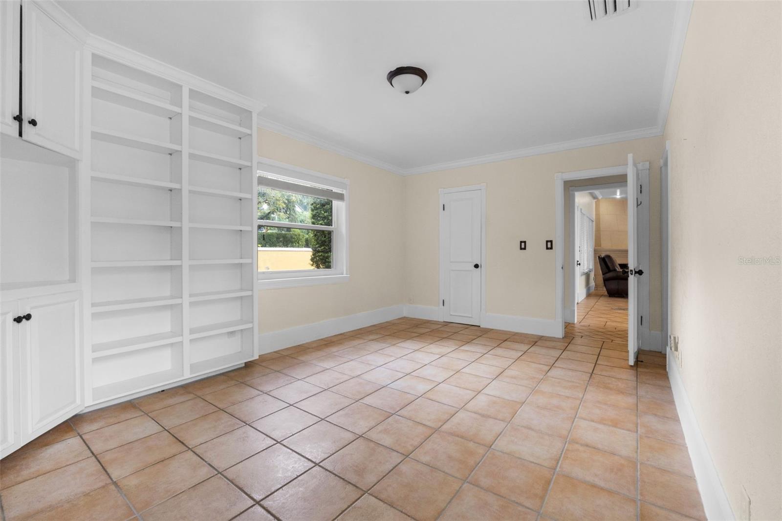 1121 SUNSET DR