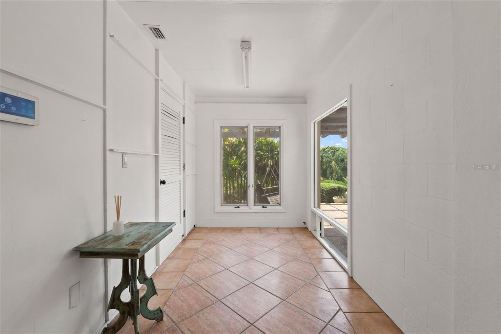 1121 SUNSET DR