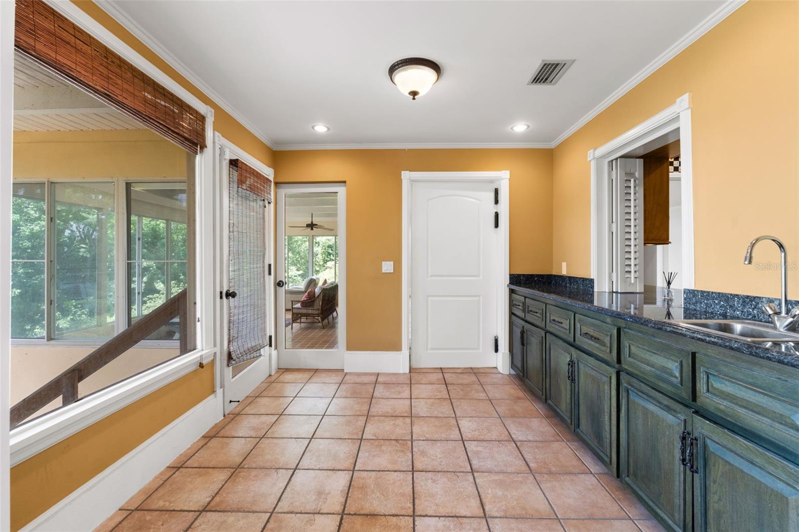 1121 SUNSET DR